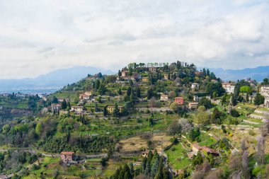 Milan 'ın kuzeydoğusundaki Bergamo şehrinin manzarası. Şehrin üst bölgesi Citta Alta üzerinde uçuyor, kaldırım taşından caddelerle tanınıyor ve Venedik duvarlarıyla çevrili. Bergamo, Lombardy, İtalya.