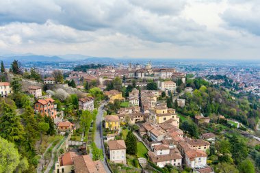 Milan 'ın kuzeydoğusundaki Bergamo şehrinin manzarası. Şehrin üst bölgesi Citta Alta üzerinde uçuyor, kaldırım taşından caddelerle tanınıyor ve Venedik duvarlarıyla çevrili. Bergamo, Lombardy, İtalya.