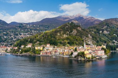 Como Gölü kıyısındaki en pitoresk şehirlerden biri olan Varenna 'nın güzel deniz manzarası. Tipik İtalyan atmosferiyle büyüleyici bir yer. Varenna, Lombardy, İtalya.