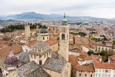 Milan 'ın kuzeydoğusundaki Bergamo şehrinin manzarası. Şehrin üst bölgesi Citta Alta üzerinde uçuyor, kaldırım taşından caddelerle tanınıyor ve Venedik duvarlarıyla çevrili. Bergamo, Lombardy, İtalya.