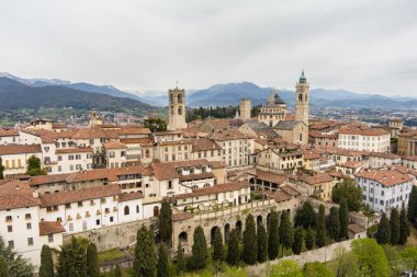Milan 'ın kuzeydoğusundaki Bergamo şehrinin manzarası. Şehrin üst bölgesi Citta Alta üzerinde uçuyor, kaldırım taşından caddelerle tanınıyor ve Venedik duvarlarıyla çevrili. Bergamo, Lombardy, İtalya.