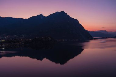 İlkbahar akşamı Lecco kasabasının çarpıcı hava manzarası. Lecco kasabasının ünlü Como Gölü ve Bergamo Alpleri arasında bulunan Picturesque rıhtımı. İtalya 'da tatil beldesi.