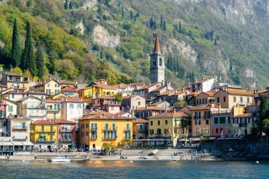 Como Gölü kıyısındaki en pitoresk şehirlerden biri olan Varenna 'daki tipik renkli evler. Tipik İtalyan atmosferiyle büyüleyici bir yer. Varenna, Lombardy, İtalya.
