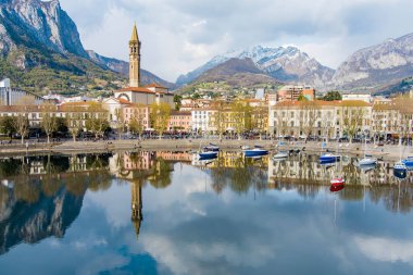 Lecco şehrinin güneşli havası bahar günü. Lecco kasabasının ünlü Como Gölü ve Bergamo Alpleri arasında bulunan Picturesque rıhtımı. İtalya 'da tatil beldesi.