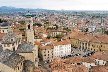Milan 'ın kuzeydoğusundaki Bergamo şehrinin manzarası. Şehrin üst bölgesi Citta Alta üzerinde uçuyor, kaldırım taşından caddelerle tanınıyor ve Venedik duvarlarıyla çevrili. Bergamo, Lombardy, İtalya.
