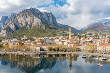 Lecco şehrinin güneşli havası bahar günü. Lecco kasabasının ünlü Como Gölü ve Bergamo Alpleri arasında bulunan Picturesque rıhtımı. İtalya 'da tatil beldesi.