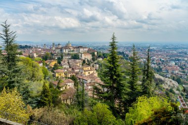 Milano 'nun kuzeydoğusundaki Bergamo şehrinin manzarası. Citta Alta, şehrin üst bölgesi, kaldırım taşlarıyla bilinen ve Venedik duvarlarıyla çevrili. Bergamo, Lombardy, İtalya.