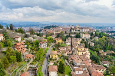 Milan 'ın kuzeydoğusundaki Bergamo şehrinin manzarası. Şehrin üst bölgesi Citta Alta üzerinde uçuyor, kaldırım taşından caddelerle tanınıyor ve Venedik duvarlarıyla çevrili. Bergamo, Lombardy, İtalya.
