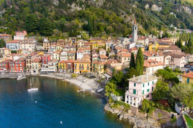 Como Gölü kıyısındaki en pitoresk şehirlerden biri olan Varenna 'nın güzel deniz manzarası. Tipik İtalyan atmosferiyle büyüleyici bir yer. Varenna, Lombardy, İtalya.