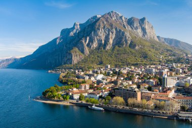 Lecco kasabasının güneşli hava manzarası bahar sabahı. Lecco kasabasının ünlü Como Gölü ve Bergamo Alpleri arasında bulunan Picturesque rıhtımı. İtalya 'da tatil beldesi.