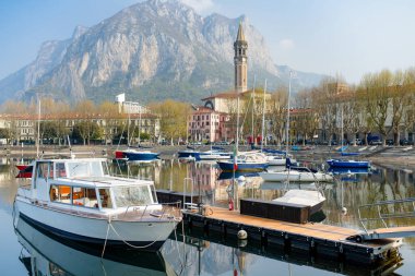 Renkli yatlar, ilkbahar günü Lecco kasabasındaki marinaya yanaşmış. Lecco 'nun ünlü Como Gölü ve manzaralı Bergamo Alpleri arasında bulunan Picturesque rıhtımı. İtalya 'da tatil beldesi.