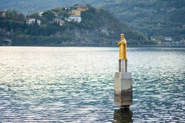 Lecco Kasabası 'nın koruyucu azizi San Nicolo' lu Aziz Nicholas 'ın altın heykeli, İtalya, Lecco, Lombardy' deki Punta Maddalena 'da bulunuyor..