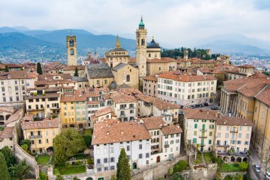 Milan 'ın kuzeydoğusundaki Bergamo şehrinin manzarası. Şehrin üst bölgesi Citta Alta üzerinde uçuyor, kaldırım taşından caddelerle tanınıyor ve Venedik duvarlarıyla çevrili. Bergamo, Lombardy, İtalya.