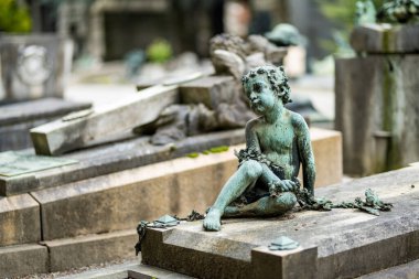 Cimitero Monumentale di Milano 'nun mezarları ve anıtları üzerindeki etkileyici heykeller ya da en dikkate değer İtalyanların mezarları olan Milan Anıtı Mezarlığı. Milan, İtalya.