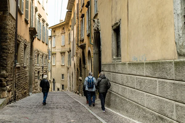 Bergamo Włochy Kwiecień 2022 Wąska Średniowieczna Ulica Miasta Bergamo Północny — Zdjęcie stockowe
