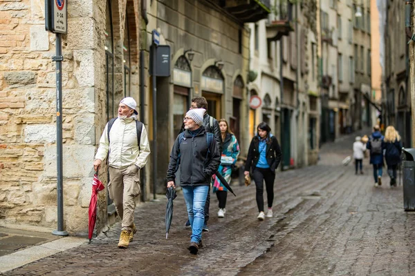 Bergamo Italia Abril 2022 Estrecha Calle Medieval Ciudad Bérgamo Noreste —  Fotos de Stock
