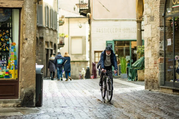 イタリアのベルガモ エイプリル2022 ミラノの北東に位置するベルガモ市の狭い中世の通り ヴェネツィアの壁に囲まれた町の上部地区 シッタ アルタの景色 ベルガモ ロンバルディア イタリア — ストック写真
