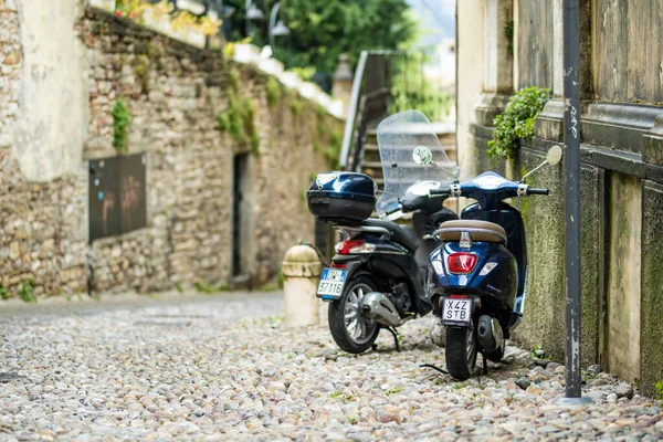 伯加莫 意大利 2022年4月 摩托车停放在米兰东北部伯加莫市一条狭窄的中世纪街道上 城市的上城区 Citta Alta的风景 意大利伦巴第Bergamo — 图库照片