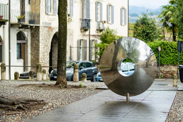 Bergamo Italia 2022 Orașul Bergamo Reflectă Într Suprafață Oglindă Obiectului — Fotografie, imagine de stoc