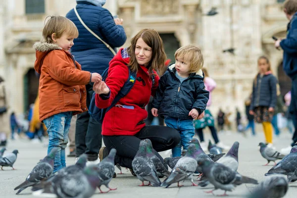 意大利 2022年4月 一群人在意大利伦巴第米兰市中心的大教堂广场 Piazza Del Duomo 喂鸽子 — 图库照片