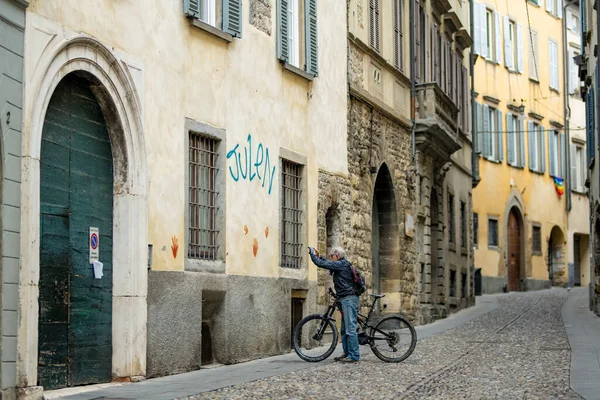 Bergamo Ιταλια Απριλιοσ 2022 Στενός Μεσαιωνικού Δρόμου Της Πόλης Μπέργκαμο — Φωτογραφία Αρχείου