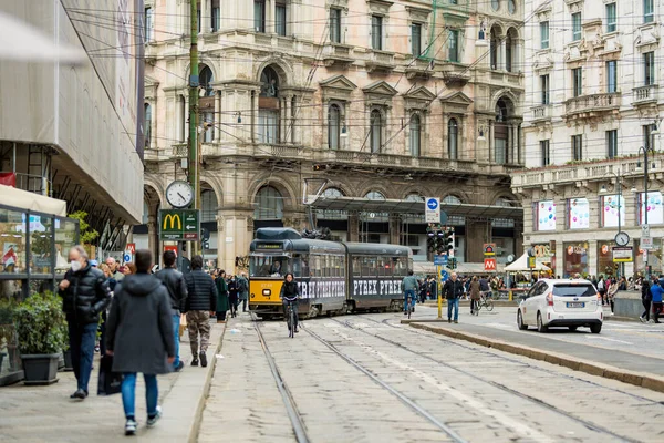 Milan Italy April 2022 Tourists Locals Walking Busy Streets Center — Stock Photo, Image
