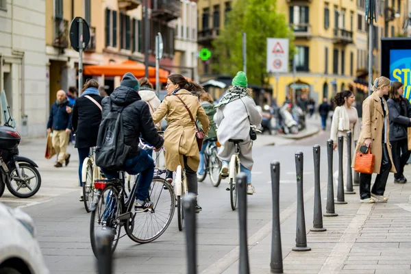 Milan Włochy Kwiecień 2022 Turyści Mieszkańcy Spacerujący Ruchliwymi Uliczkami Centrum — Zdjęcie stockowe