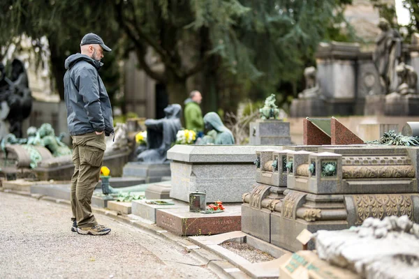 意大利 2022年4月 男性游客欣赏米兰纪念碑 Cimitero Monumentale Milano 令人印象深刻的雕塑 坟墓和纪念碑 意大利米兰 — 图库照片
