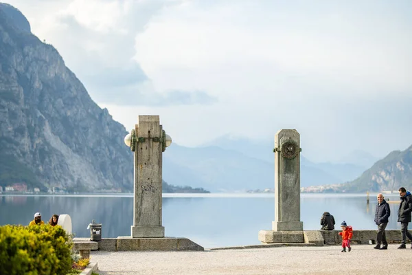 Lecco Itália Abril 2022 Turistas Moradores Que Passam Dia Ensolarado — Fotografia de Stock