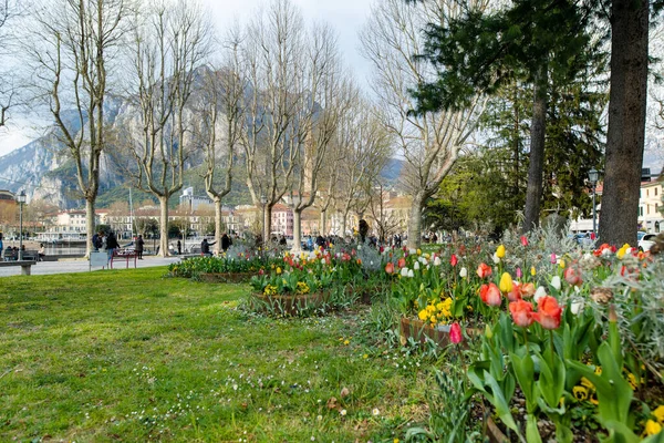 Лекко Италия 2022 Апреля Туристы Местные Жители Проводят Солнечный Весенний — стоковое фото