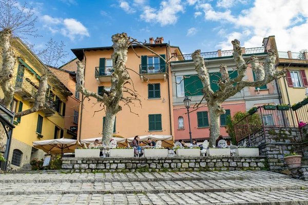 Varenna Italy April 2022 Tourists Locals Spending Sunny Spring Day — Stock Photo, Image