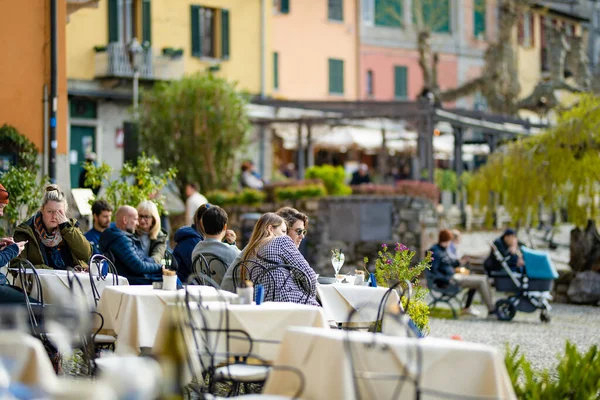 Varenna Włochy Kwiecień 2022 Turyści Mieszkańcy Spędzający Słoneczny Wiosenny Dzień — Zdjęcie stockowe