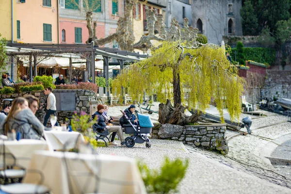 Varenna Włochy Kwiecień 2022 Turyści Mieszkańcy Spędzający Słoneczny Wiosenny Dzień — Zdjęcie stockowe