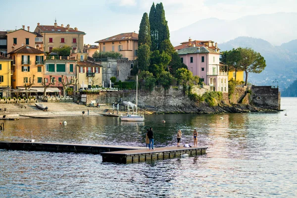 Varenna Itália Abril 2022 Turistas Moradores Locais Passam Dia Ensolarado — Fotografia de Stock