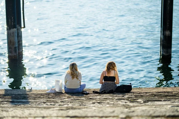 Bellagio Włochy Kwiecień 2022 Dwie Młode Kobiety Siedzące Nabrzeżu Miasta — Zdjęcie stockowe