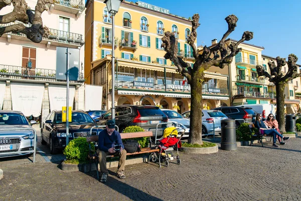 Белагио Италия 2022 Апреля Туристы Местные Жители Проводят Солнечный Весенний — стоковое фото
