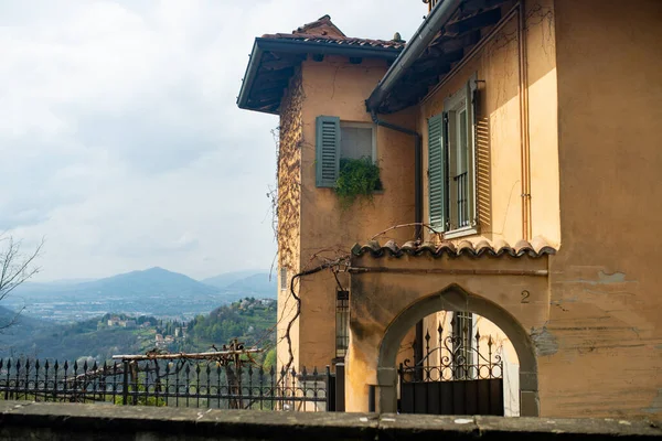 Milano Nun Kuzeydoğusundaki Bergamo Şehrinin Dar Ortaçağ Caddeleri Şehrin Üst — Stok fotoğraf