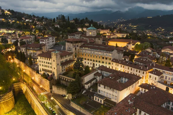 Milan Kuzeydoğusundaki Bergamo Şehrinin Bulutlu Bir Akşamda Manzarası Şehrin Üst — Stok fotoğraf