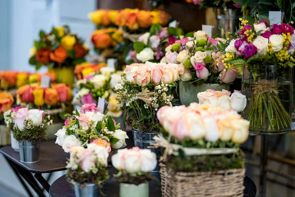 Hermosos Ramos Rosas Coloridas Vendidas Tienda Flores Aire Libre Milan —  Fotos de Stock