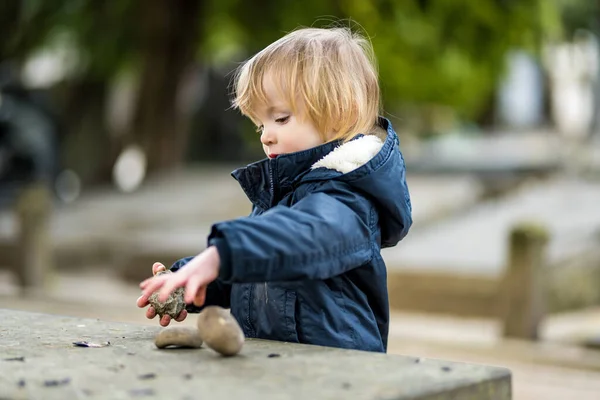 Roztomilý Batole Hraje Kamením Oblázky Bergamu Malé Dítě Baví Objevováním — Stock fotografie
