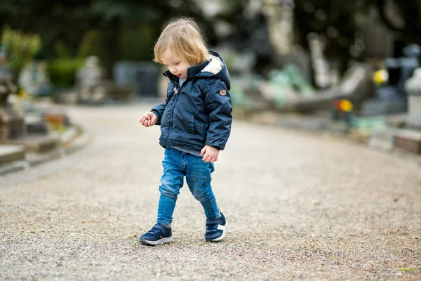 Маленький Хлопчик Який Відвідує Мілано Сімітеро Монументал Або Монументальний Цвинтар — стокове фото