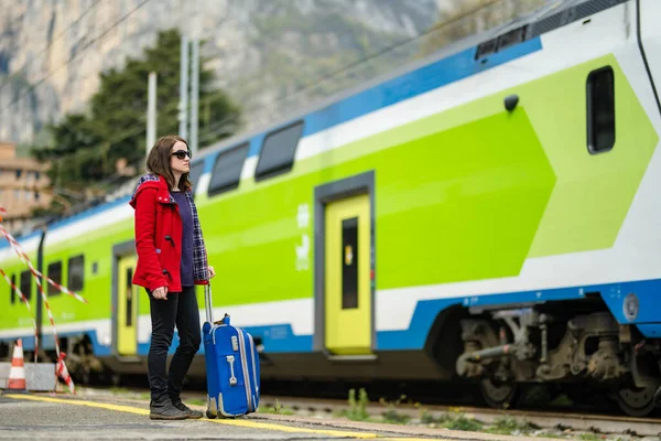 Ung Kvinna Järnvägsstation Tjej Som Väntar Ett Tåg Plattform Kvinnlig — Stockfoto