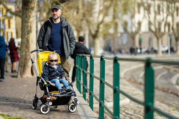 Young Father His Toddler Son Stroller Having Fun Marina Lecco — Stock Photo, Image