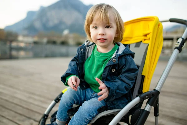 Słodki Chłopczyk Siedzący Wózku Lecco Małe Dziecko Wózku Miasto Spaceruje — Zdjęcie stockowe