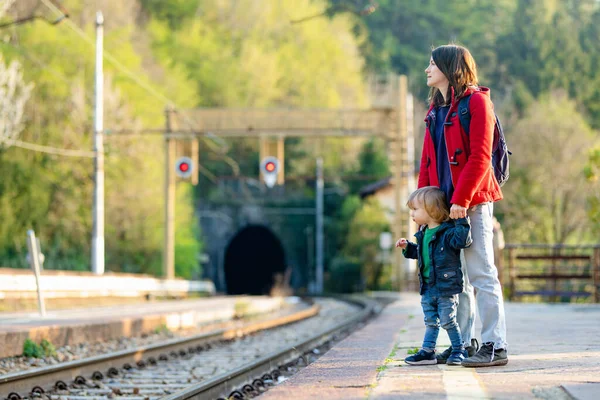 Fiatal Anya Kisfia Egy Vasútállomáson Anya Kisgyerek Egy Vonatra Várnak — Stock Fotó