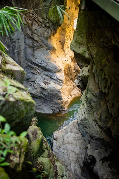 Pioverna川の浸食によって作成された自然の峡谷であるOrrido Bellanoは 巨大なプール 暗い渓谷 示唆的な洞窟に形成されました イタリアのロンバルディア州ベラーノ — ストック写真