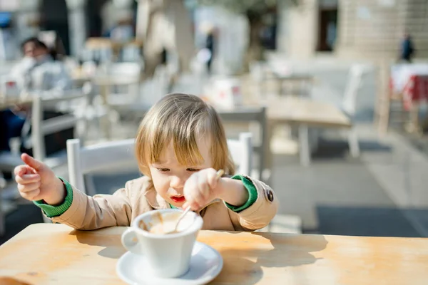 可爱的幼儿男孩在户外咖啡馆里吃热巧克力 在莱科 小孩子在阳光灿烂的阳台上喝着热饮料 和孩子们一起在科莫湖度假 Lecco Lombardy Italy — 图库照片