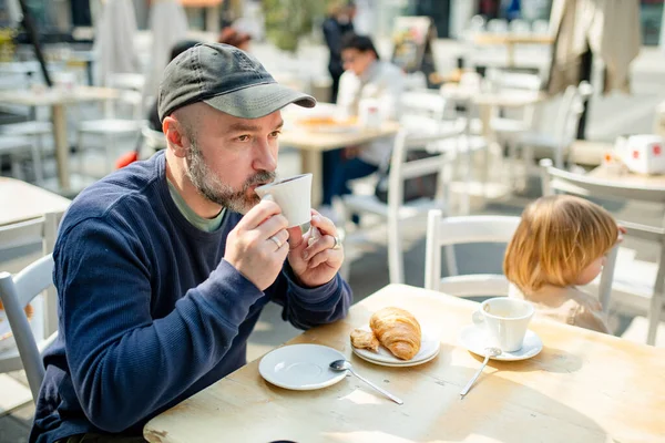 Jeune Père Prenant Une Tasse Café Dans Café Extérieur Petit — Photo