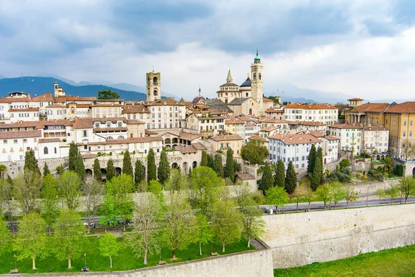 米兰东北部Bergamo市的风景鸟瞰 飞越城市的上城区Citta Alta 被鹅卵石街道所认识 并被威尼斯城墙环绕 意大利伦巴第Bergamo — 图库照片