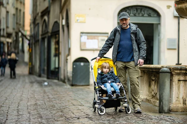 年轻的父亲和他蹒跚学步的儿子坐着婴儿车在米兰东北部的Bergamo市的中世纪街道上走着 城市的上城区 Citta Alta的风景 意大利Bergamo — 图库照片